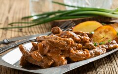 Бефстроганов из свинины в томатной пасте со сливками