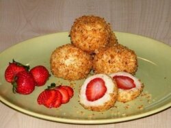 Кнедлики из творога с клубникой в посыпке