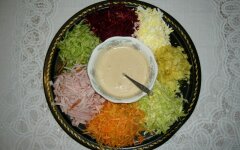 Салат «Козел в огороде» с чипсами и кукурузой