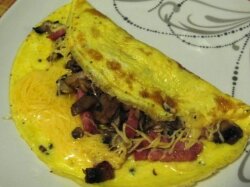 Омлет с лисичками и копченой колбасой