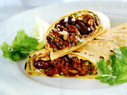 Буррито с фаршем, фасолью и перцем чили