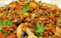 Каша из чечевицы с шампиньонами и чесноком