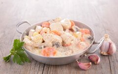 Тушеная свинина с грибами под сметанным соусом