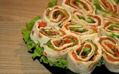 Легкий закусочный рулет с семгой