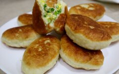 Жареные пирожки с зеленым луком и яйцом