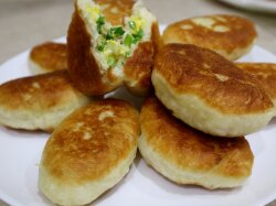 Жареные пирожки с зеленым луком и яйцом
