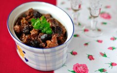 Тушеная говядина с черносливом и хлебом