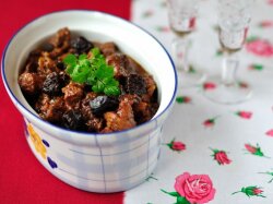 Тушеная говядина с черносливом и хлебом