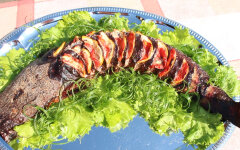 Сом фаршированный сыром и сладким перцем по на углях