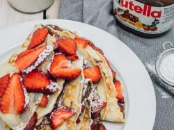 Крепы с пастой Nutella и клубникой