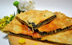 Пирог из слоеного теста с щавелем в духовке