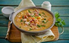 Гороховый суп с курицей, копченостями и овощами