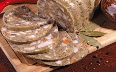 Сальтисон из свиной головы с мускатным орехом в желудке