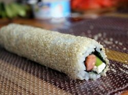 Домашние роллы с красной рыбой и авокадо