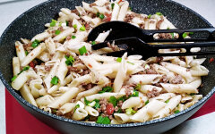 Макароны с мясным фаршем и помидорами