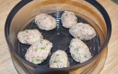 Котлеты из индейки с травами в мультиварке