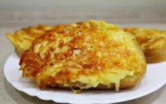 Горячие бутерброды с сыром, картофелем и луком