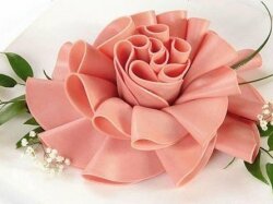 «Хризантема» из ломтиков колбасы