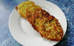 Кабачковые оладьи с морковью, луком и сыром на сковороде
