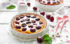 Шарлотка со свежей вишней на кефире