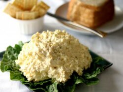 Сырный салат с куриным филе и грибами