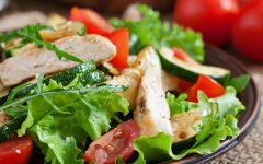 Салат с курицей и цукини на гриле