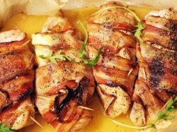 Запеченное куриное филе с беконом и сыром