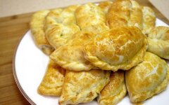 Пирожки из слоеного теста с курицей и шампиньонами