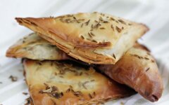 Самса с тыквой и луком из слоеного теста