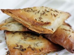 Самса с тыквой и луком из слоеного теста