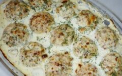 Тефтели из курицы и гречки в соусе