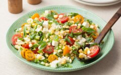 Салат из помидоров и кукурузы с моцареллой