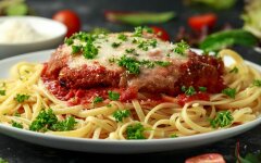 Паста «Альфредо» с курицей и базиликом