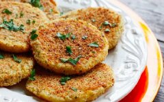 Картофельные лепешки с чесноком из пюре