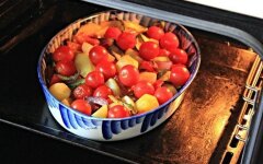 Запеченные овощи с сыром моцарелла и песто