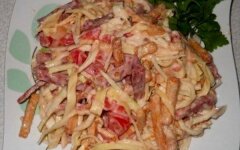 Салат из капусты с помидорами и колбасой
