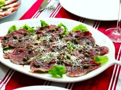 Карпаччо из говядины с сыром и рукколой