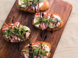 Брускетта с беконом, козьим сыром и луком