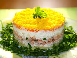 Салат из копченой горбуши, картофеля и маринованных огурцов