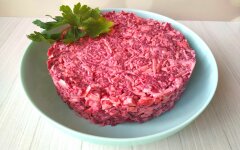 Салат из свёклы с сыром и крабовыми палочками
