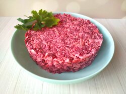 Салат из свёклы с сыром и крабовыми палочками