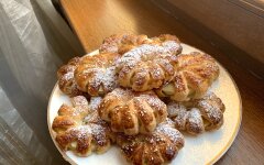 Яблочные колечки в слоеном тесте с кунжутом
