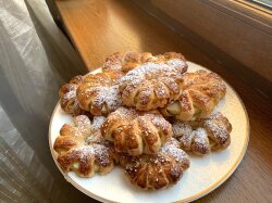 Яблочные колечки в слоеном тесте с кунжутом