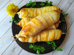 Хачапури из готового слоеного теста с сулугуни на шпажках в духовке