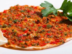 Лахмаджун с говяжьим фаршем и овощами