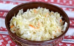 Квашеная капуста с морковью и репчатым луком