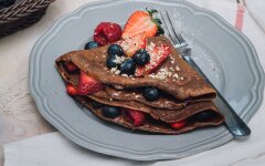 Шоколадные крепы с ореховой пастой Nutella и ягодами