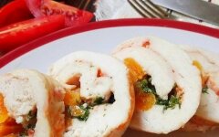 Праздничный куриный рулет с грибами и курагой