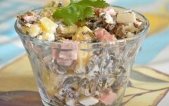 Салат с колбасой и морской капустой