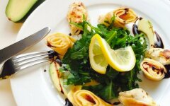 Салат с курицей, рукколой и блинчиками